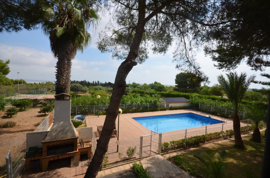 VILLA MIT GRUNDSTÜCK VON 5000 MTS.-TENNISPLATZ - SWIMMINGPOOL UND BLICK AUF DIE ROSA LAGUNE IN URB. DIE BALKONE