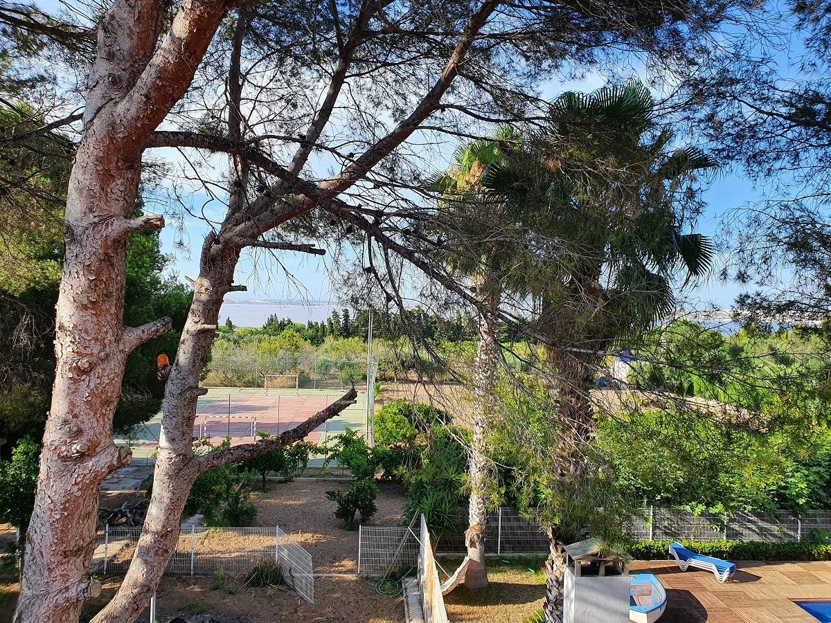 CHALET CON PARCELA DE 5000 MTS.-PISTA DE TENIS - PISCINA  Y VISTAS A LA LAGUNA ROSA EN URB. LOS BALCONES