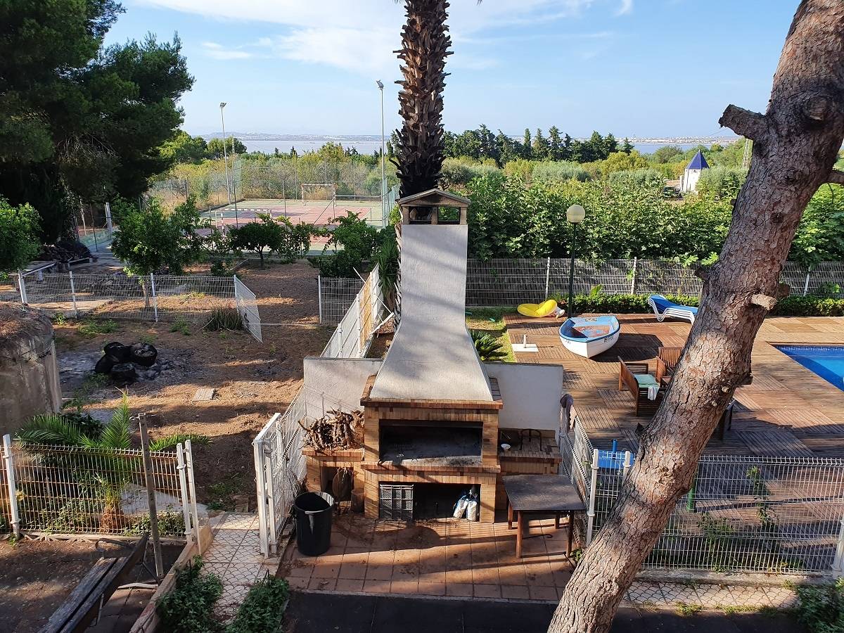 XALET AMB PARCEL·LA DE 5000 MTS.-PISTA DE TENNIS - PISCINA I VISTES A LA LLACUNA ROSA A URB. ELS BALCONS