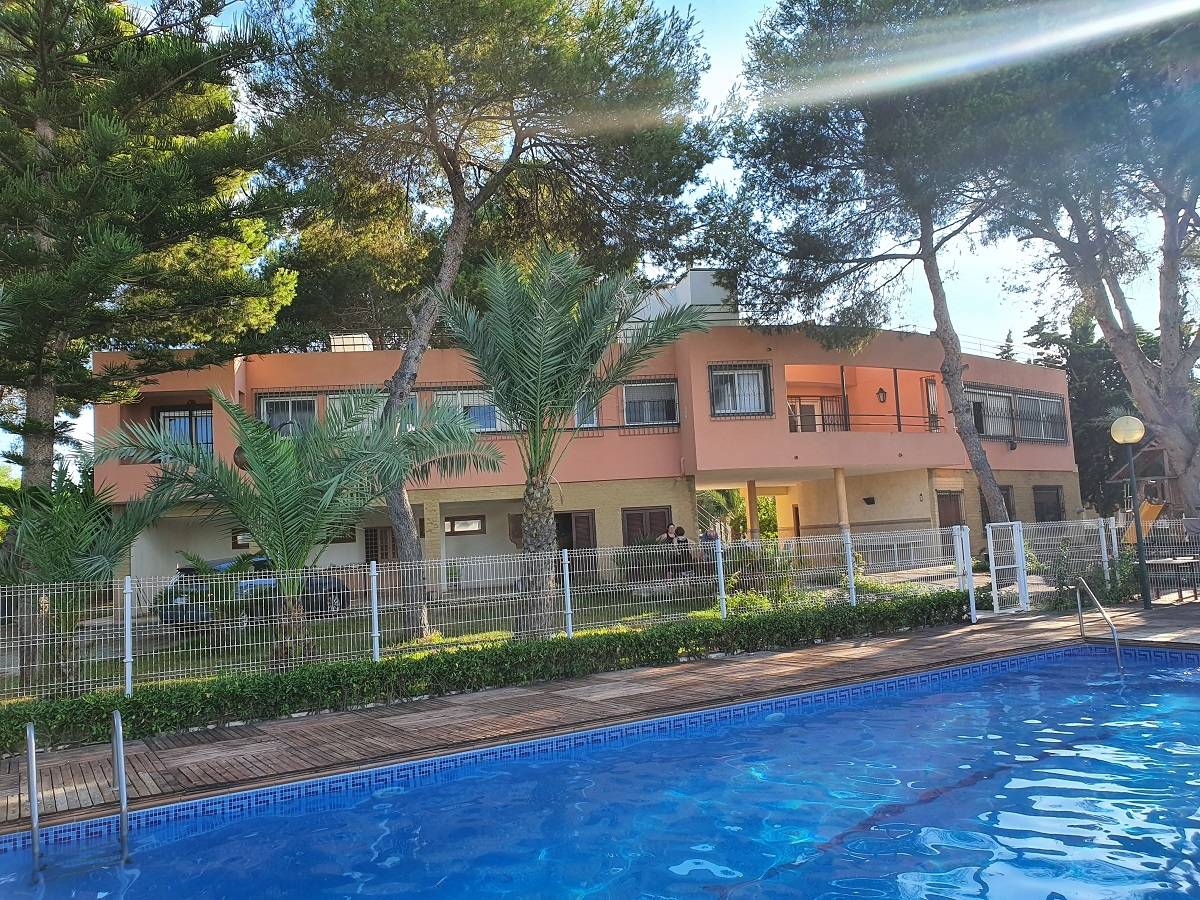 VILLA MIT GRUNDSTÜCK VON 5000 MTS.-TENNISPLATZ - SWIMMINGPOOL UND BLICK AUF DIE ROSA LAGUNE IN URB. DIE BALKONE