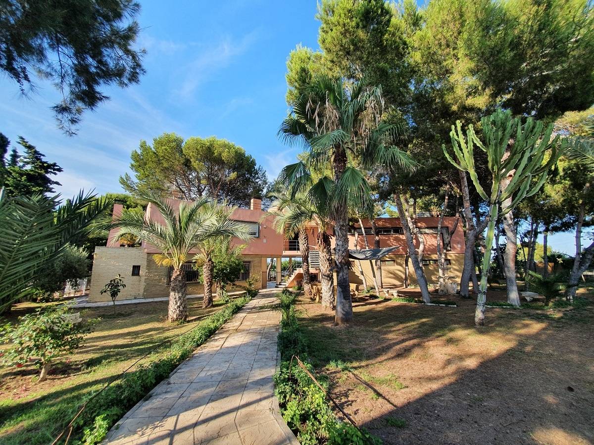 VILLA AVEC TERRAIN DE 5000 MTS.-COURT DE TENNIS - PISCINE ET VUE SUR LE LAGON ROSE À URB. LES BALCONS