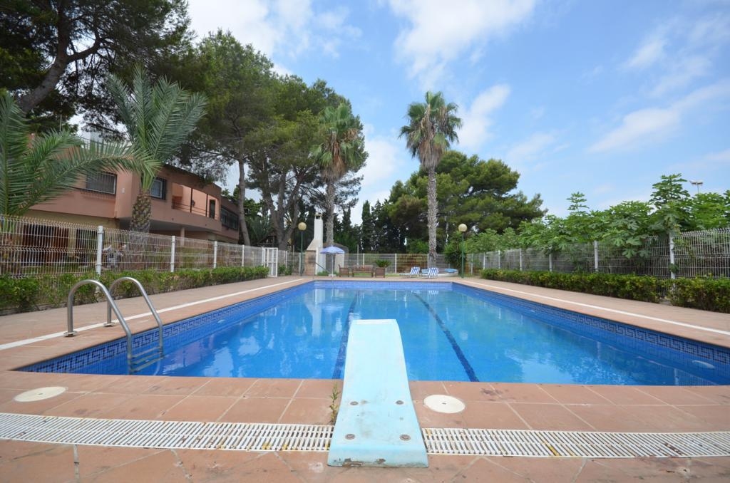 VILLA MIT GRUNDSTÜCK VON 5000 MTS.-TENNISPLATZ - SWIMMINGPOOL UND BLICK AUF DIE ROSA LAGUNE IN URB. DIE BALKONE