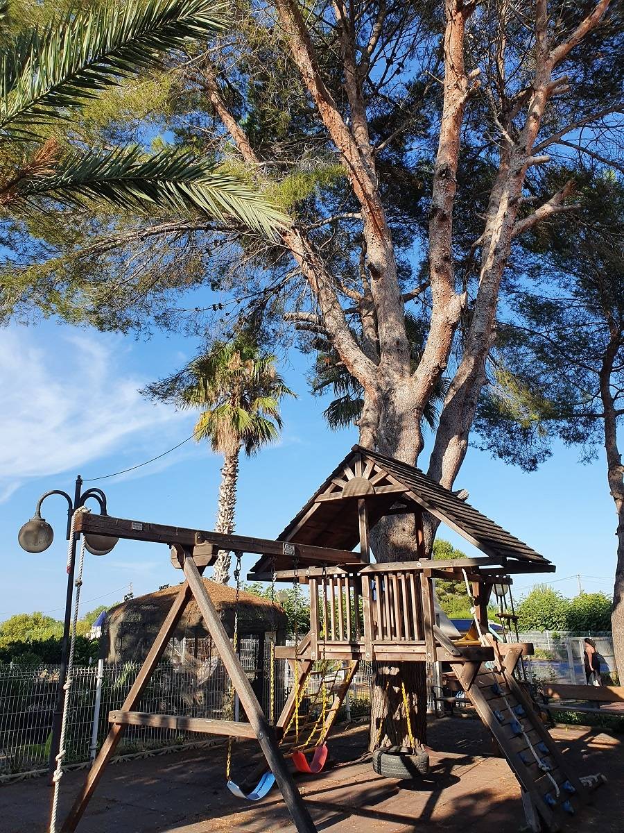 CHALET CON PARCELA DE 5000 MTS.-PISTA DE TENIS - PISCINA  Y VISTAS A LA LAGUNA ROSA EN URB. LOS BALCONES