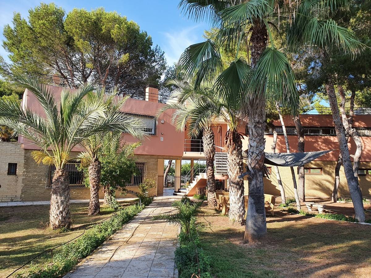 VILLA AVEC TERRAIN DE 5000 MTS.-COURT DE TENNIS - PISCINE ET VUE SUR LE LAGON ROSE À URB. LES BALCONS