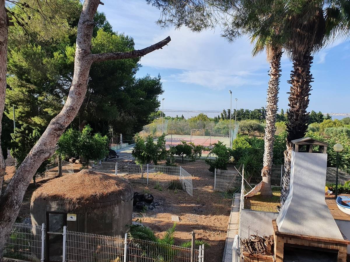 VILLA AVEC TERRAIN DE 5000 MTS.-COURT DE TENNIS - PISCINE ET VUE SUR LE LAGON ROSE À URB. LES BALCONS