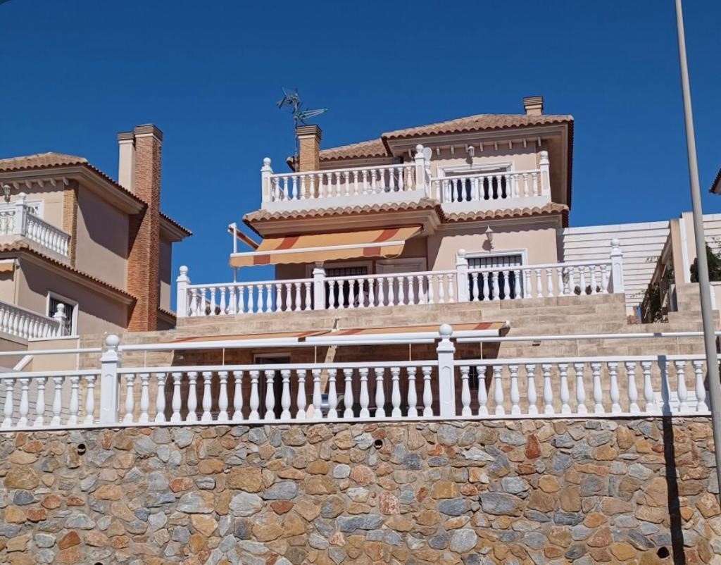 VILLA VILLA ON THE FIRST LINE AND WONDERFUL VIEWS WITH SOLARIUM AND BASEMENT