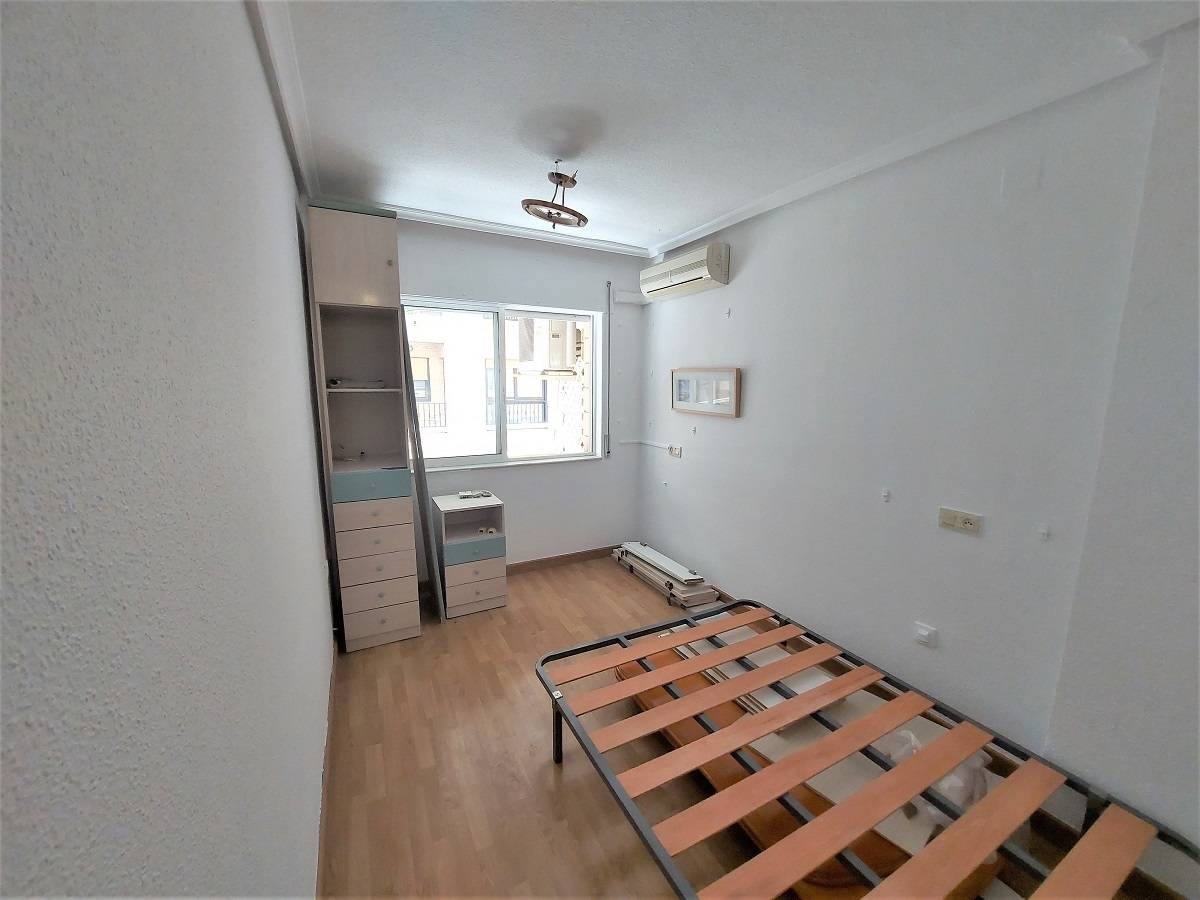 LARGE CENTRAL APARTMENT WITH GOOD ORIENTATION