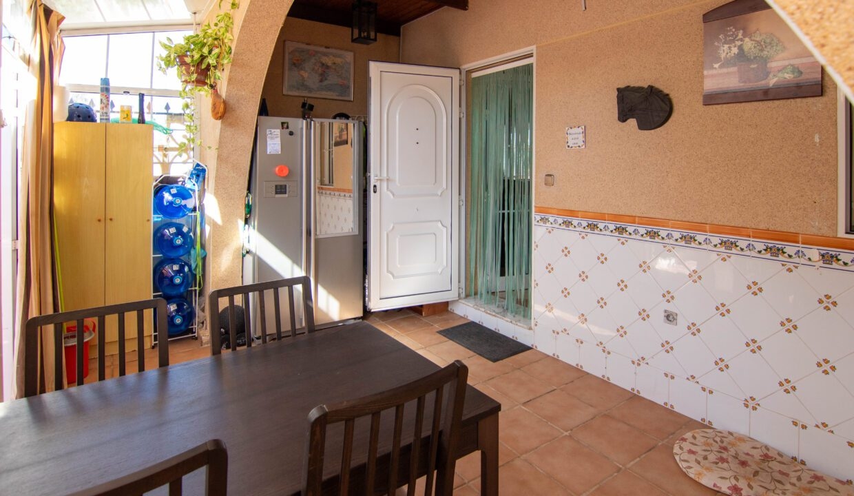 CORNER TOWNHOUSE BUNGALOW IN NUEVA TORREVIEJA WITH DRIVEWAY