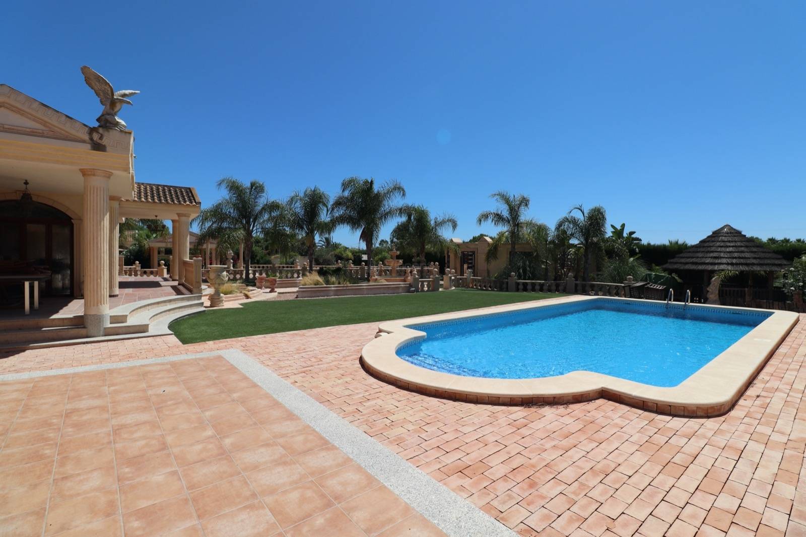SPECTACULAR LUXURY VILLA WITH INDEPENDENT GUEST HOUSE IN DAYA VIEJA