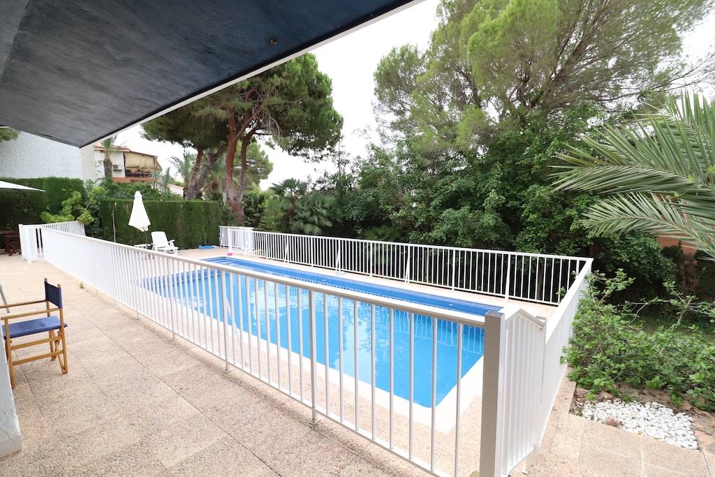 DETACHED VILLA WITH LARGE PLOT 300 METERS FROM THE BEACH IN CAMPOAMOR