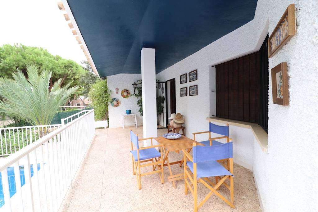 DETACHED VILLA WITH LARGE PLOT 300 METERS FROM THE BEACH IN CAMPOAMOR