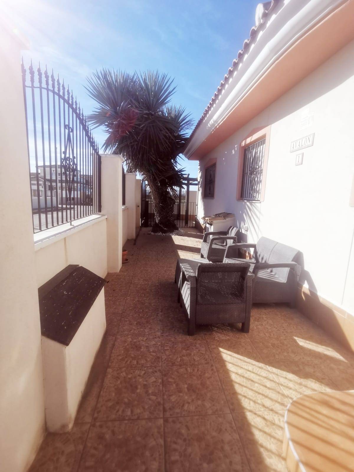 MAIN HOUSE - SMALL APARTMENT AND SECOND HOUSE AROUND THE POOL IN LOS ALCAZARES