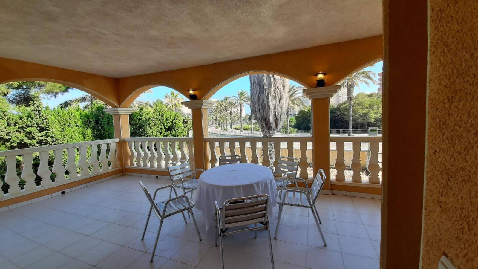 VILLA DE LUJO CON AMARRE PARA BARCO EN LA MANGA DEL MAR MENOR