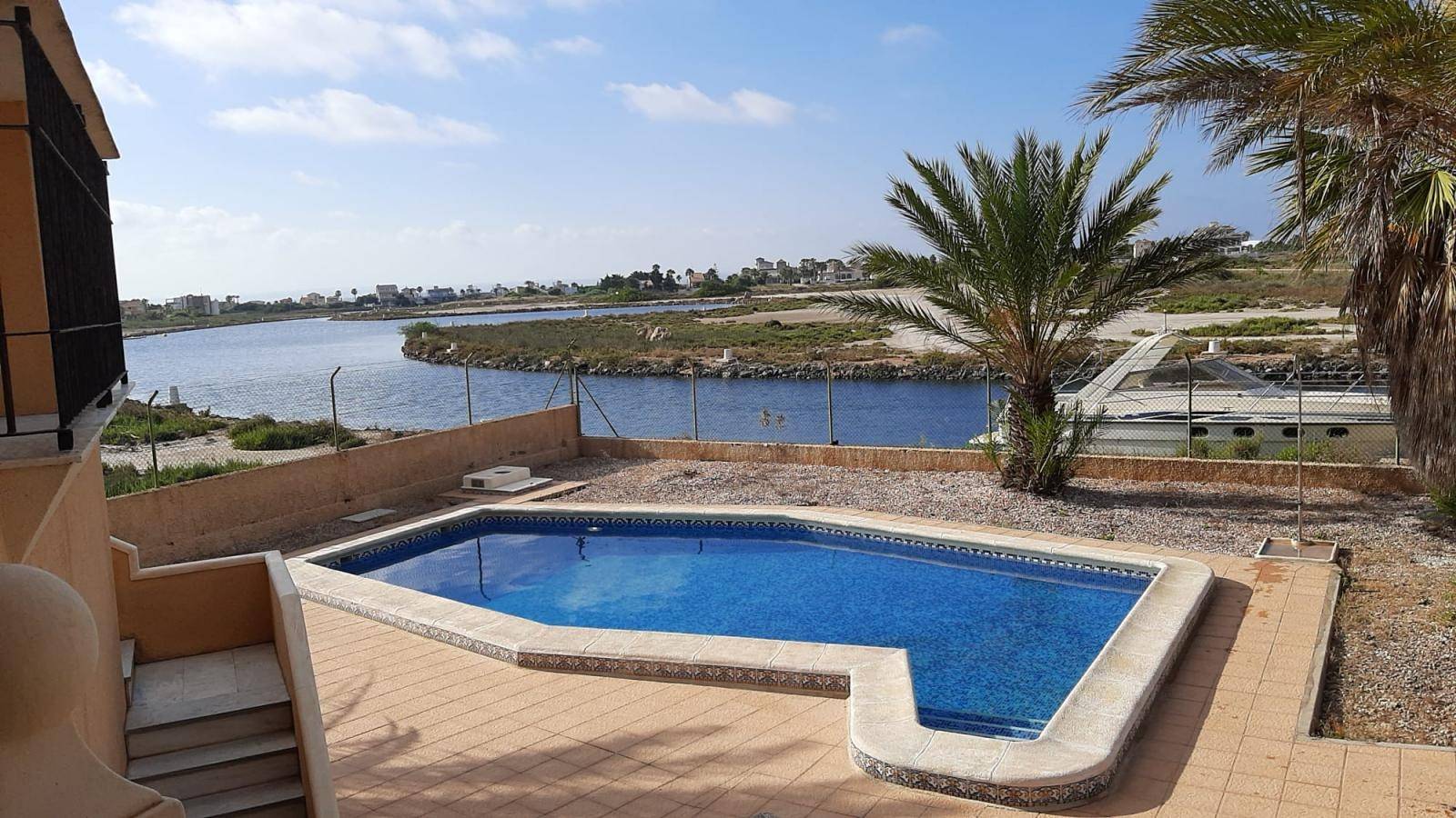 VILLA DE LUJO CON AMARRE PARA BARCO EN LA MANGA DEL MAR MENOR