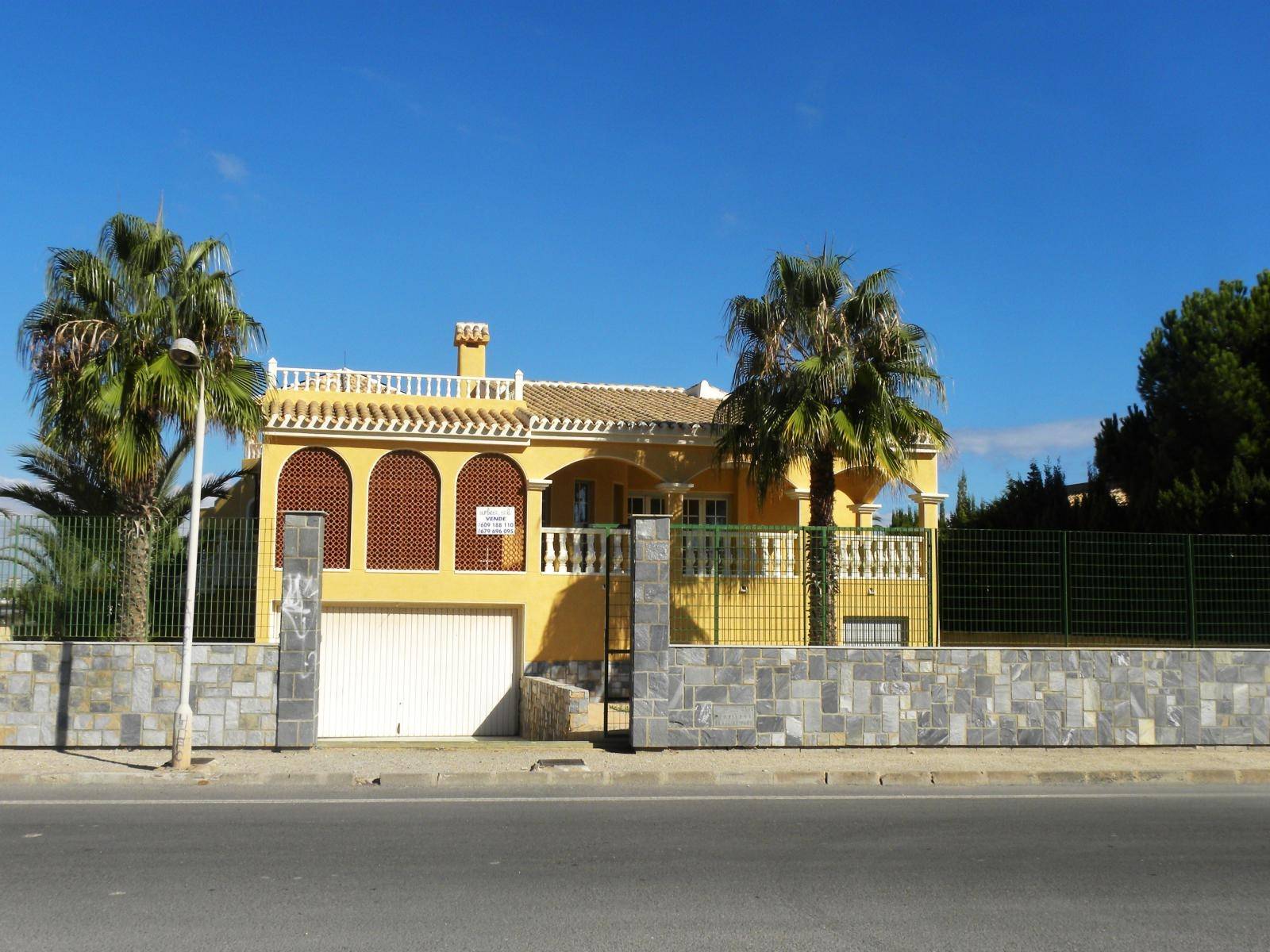 VILLA DE LUJO CON AMARRE PARA BARCO EN LA MANGA DEL MAR MENOR