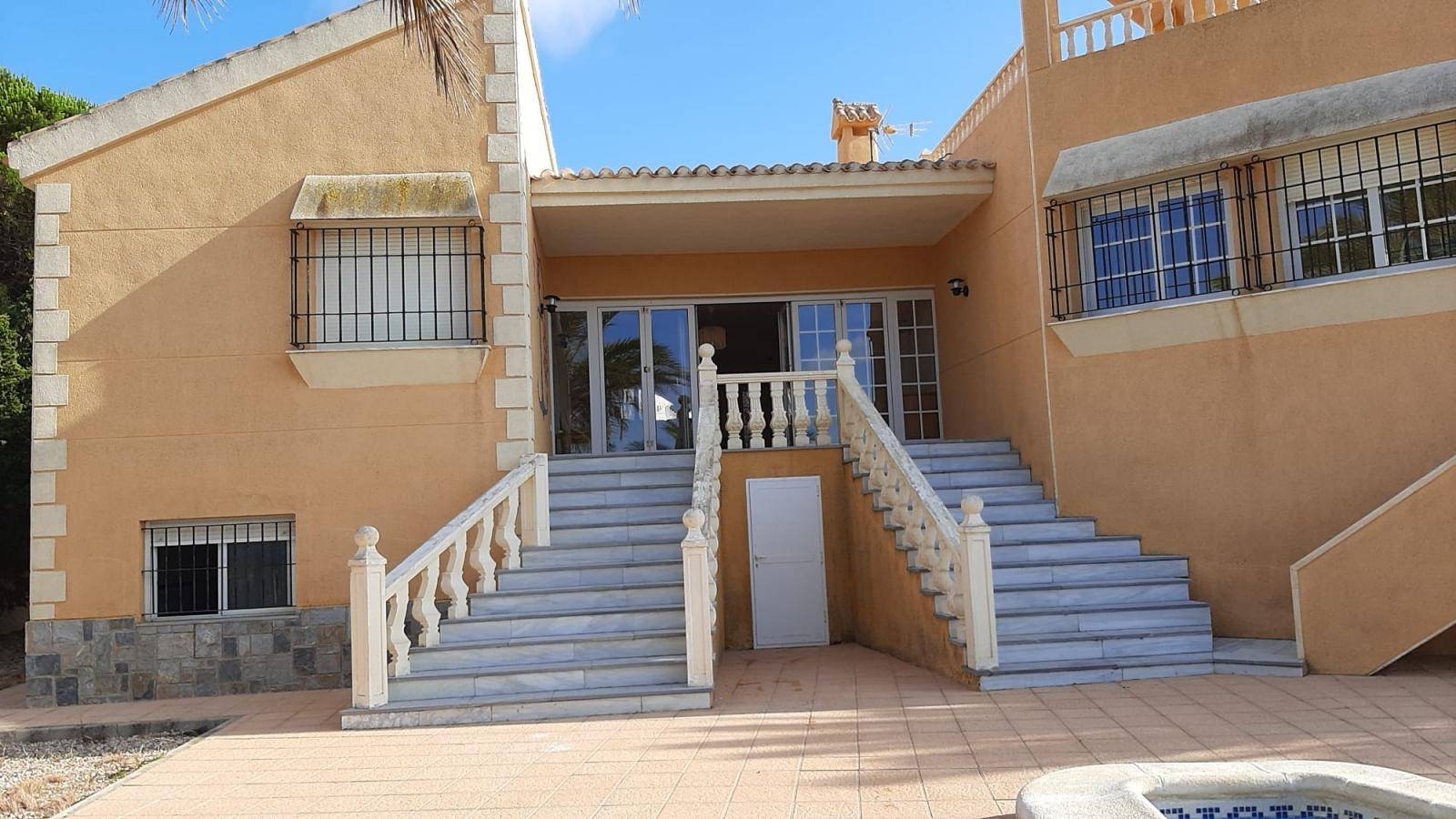 VILLA DE LUJO CON AMARRE PARA BARCO EN LA MANGA DEL MAR MENOR