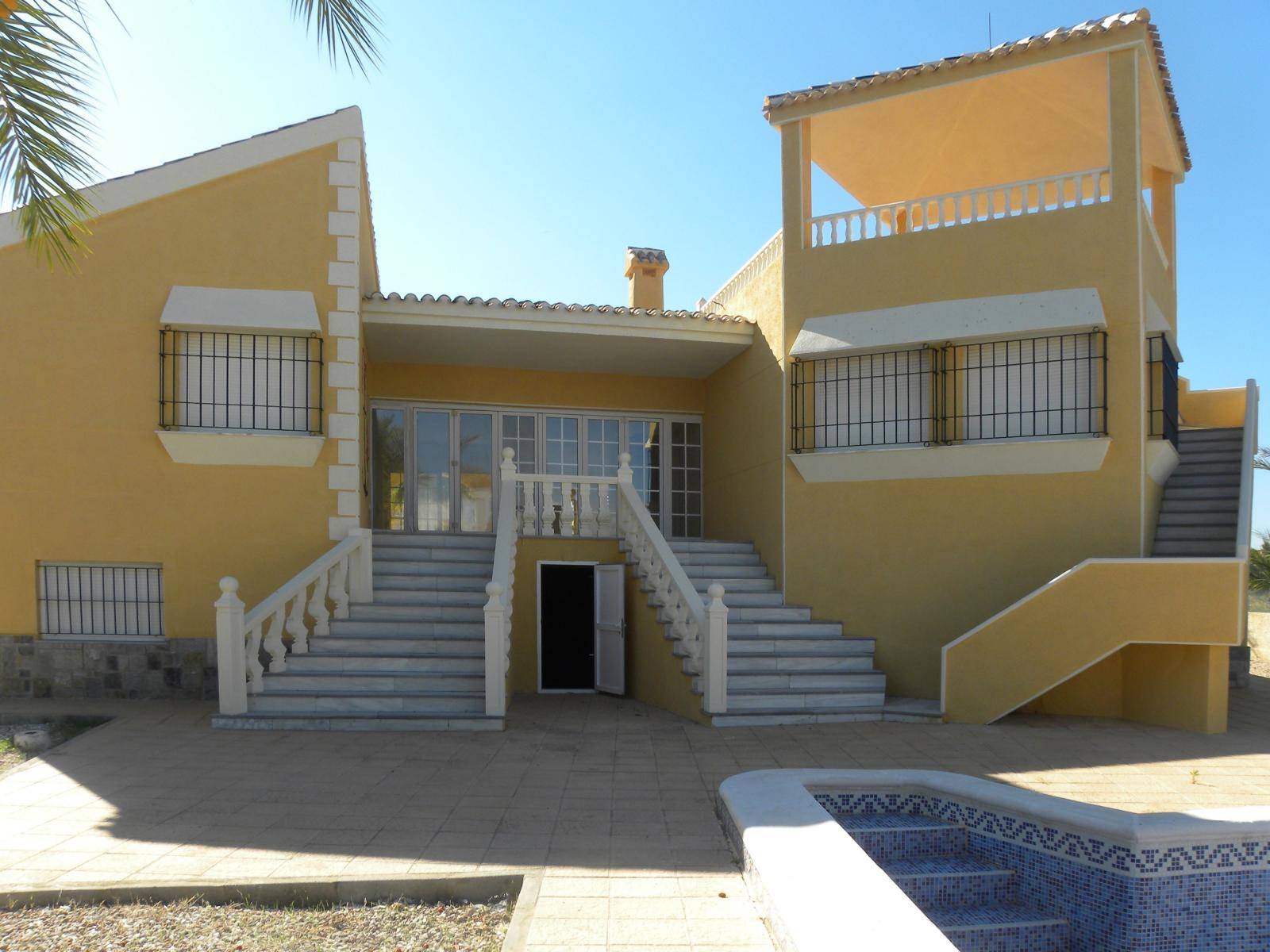 VILLA DE LUJO CON AMARRE PARA BARCO EN LA MANGA DEL MAR MENOR