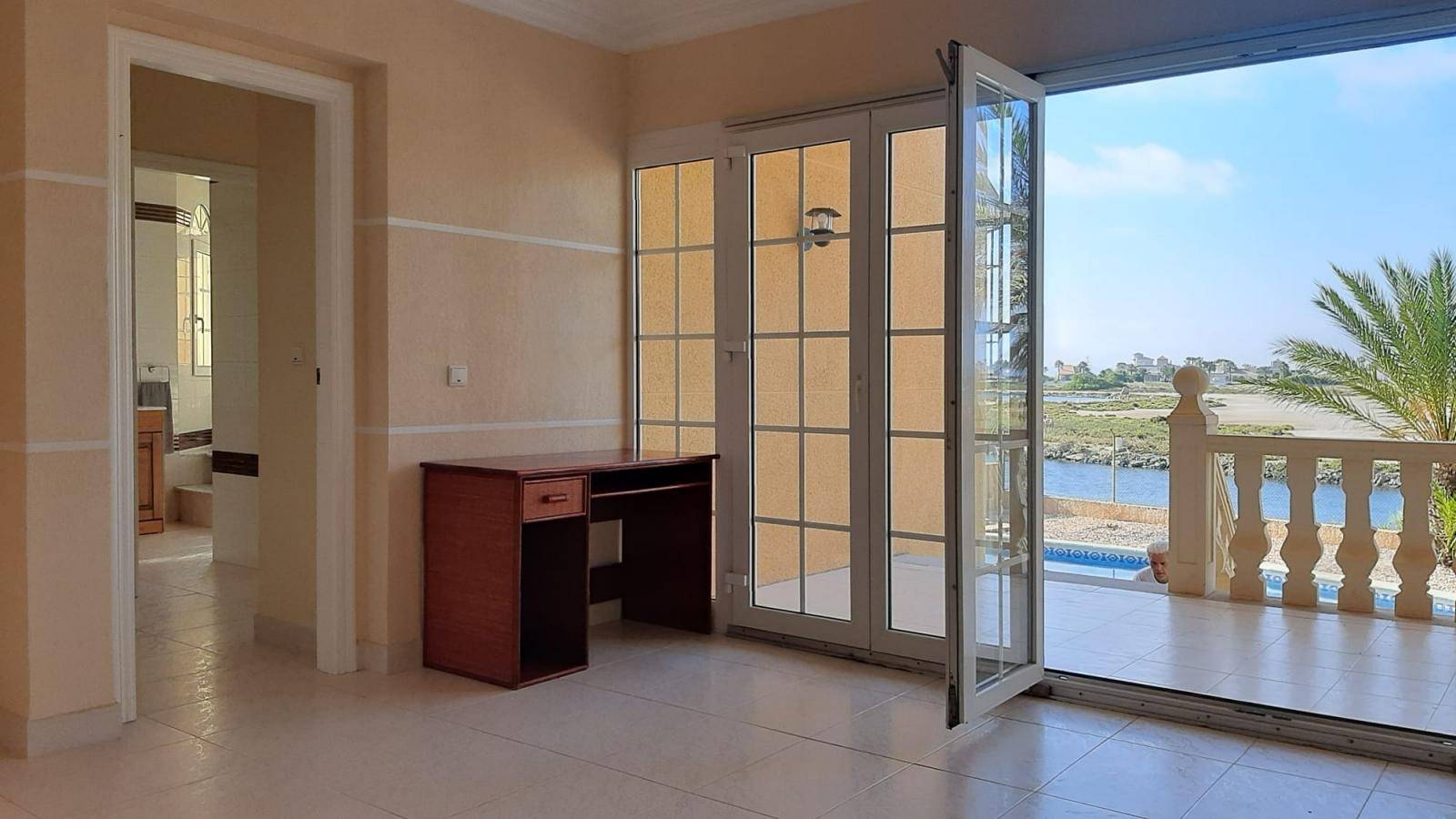 VILLA DE LUJO CON AMARRE PARA BARCO EN LA MANGA DEL MAR MENOR