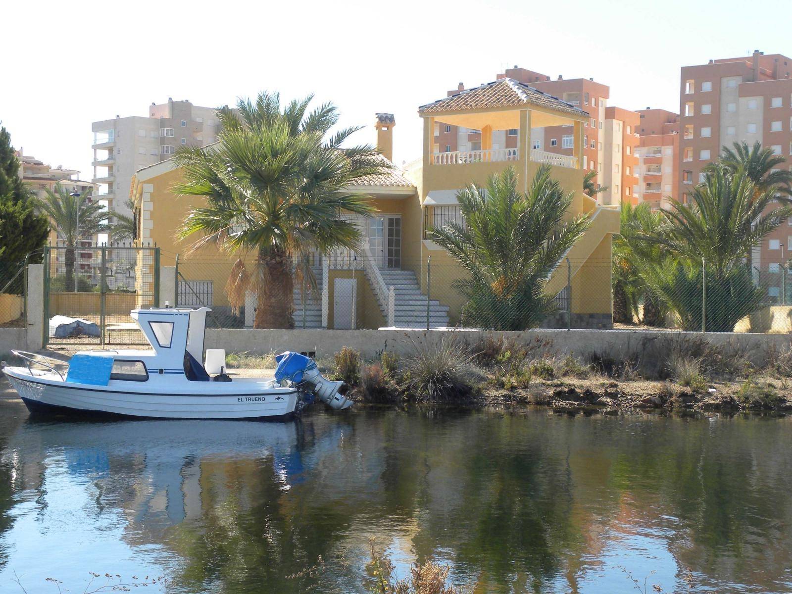 VILLA DE LUJO CON AMARRE PARA BARCO EN LA MANGA DEL MAR MENOR