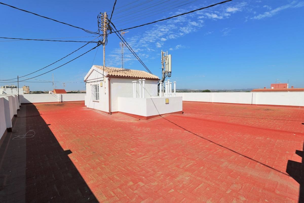 RENOVATED PENTHOUSE WITH SEA VIEWS IN PLAYA DE LOS NÁUFRAGOS