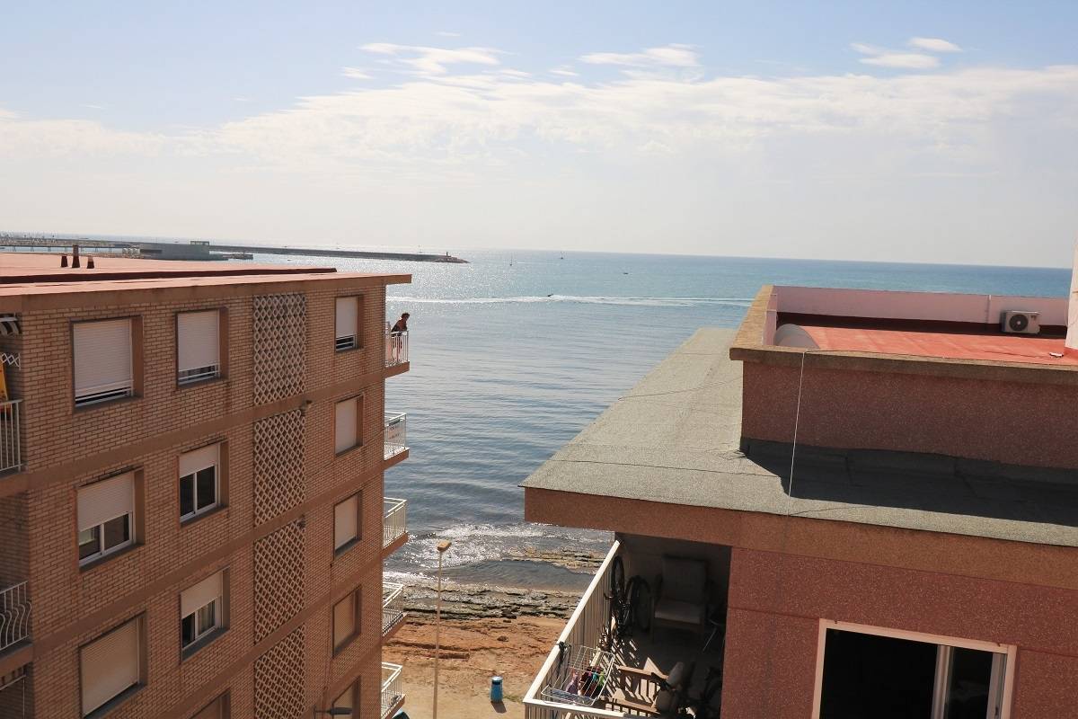 ÁTICO REFORMADO CON VISTAS AL MAR EN PLAYA DE LOS NÁUFRAGOS