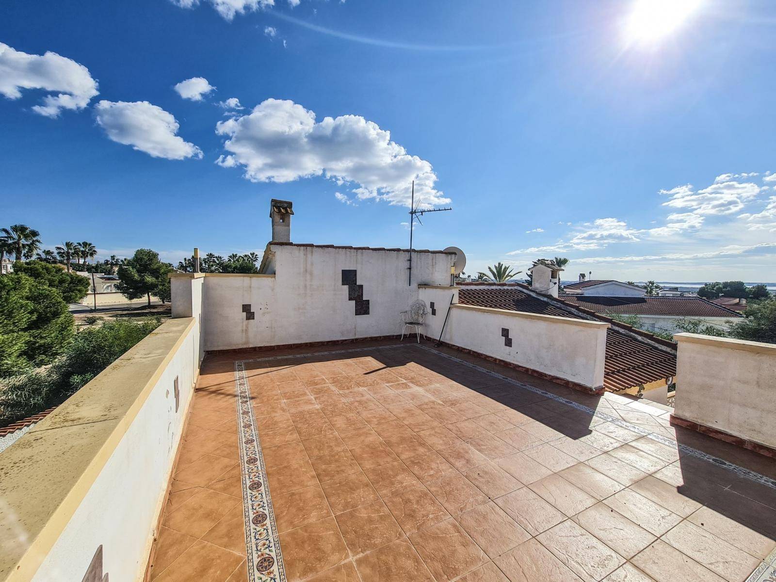 DETACHED VILLA WITH PRIVATE POOL, PARKING AND BEAUTIFUL GARDEN IN CIUADAD QUESADA