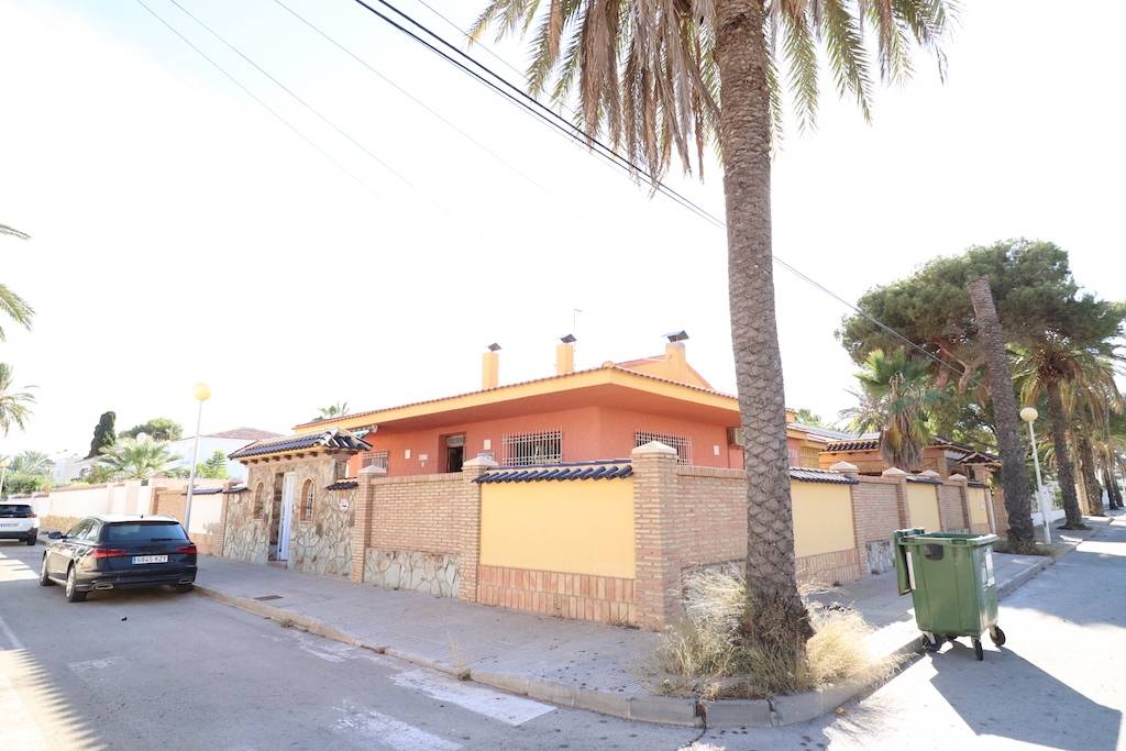 DETACHED CORNER VILLA IN CABO ROIG 300 METERS FROM THE SEA