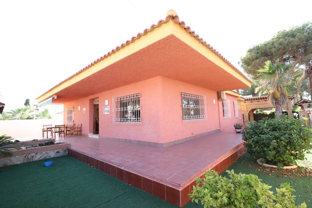 DETACHED CORNER VILLA IN CABO ROIG 300 METERS FROM THE SEA