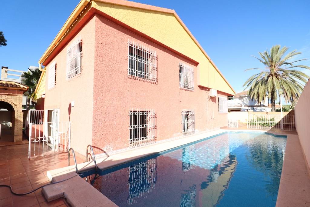 DETACHED CORNER VILLA IN CABO ROIG 300 METERS FROM THE SEA