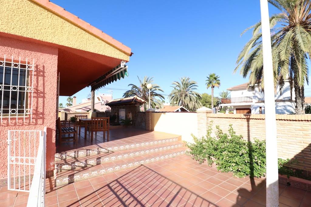 DETACHED CORNER VILLA IN CABO ROIG 300 METERS FROM THE SEA