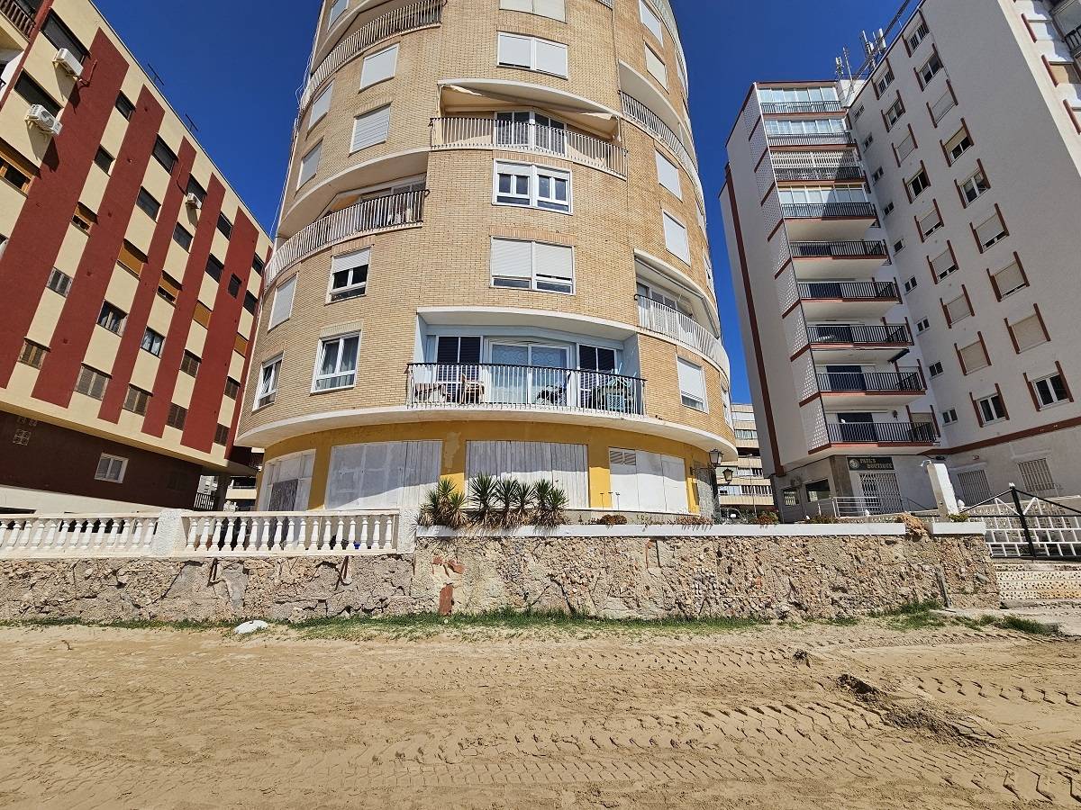 LOCAL COMERCIAL EN PRIMERA LÍNEA DE LA PLAYA ACEQUIÓN  