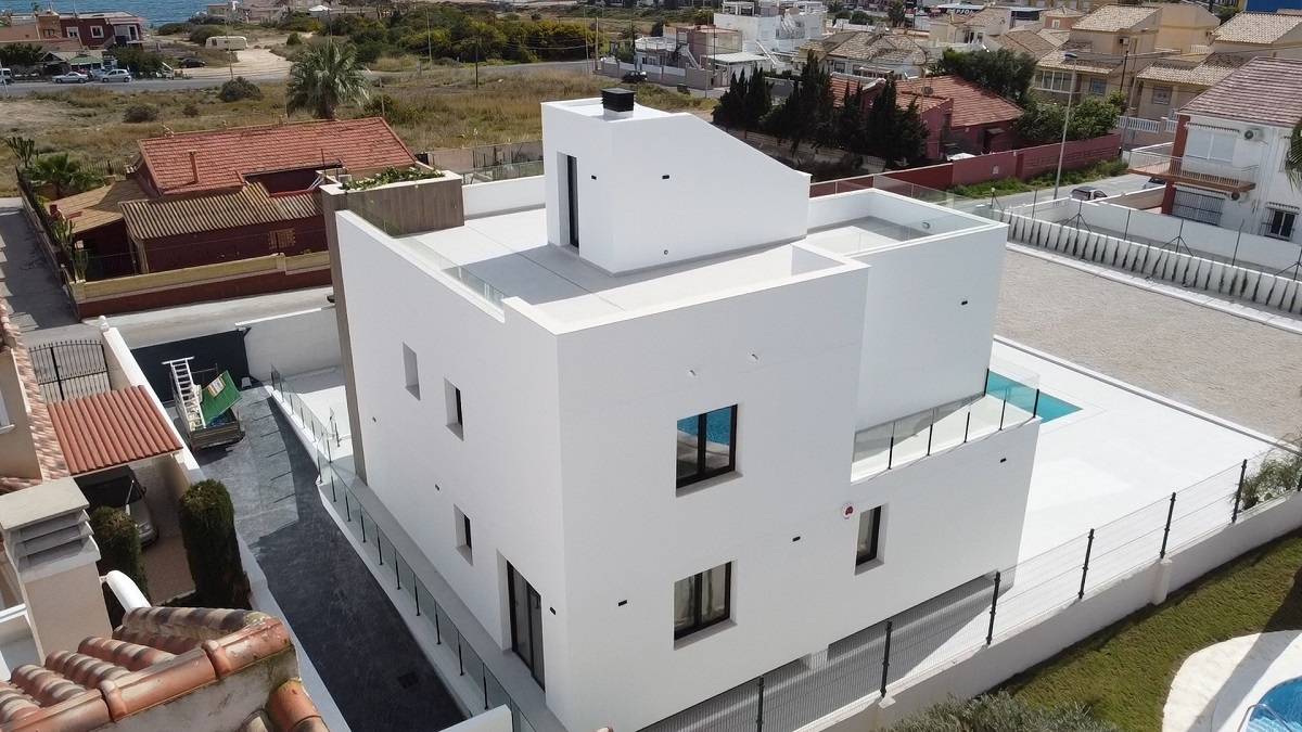 LUXURY DETACHED VILLA WITH SWIMMING POOL, PADDLE TENNIS COURT, BASEMENT - SOLARIUM AND MORE THAN 1000 METERS OF PLOT