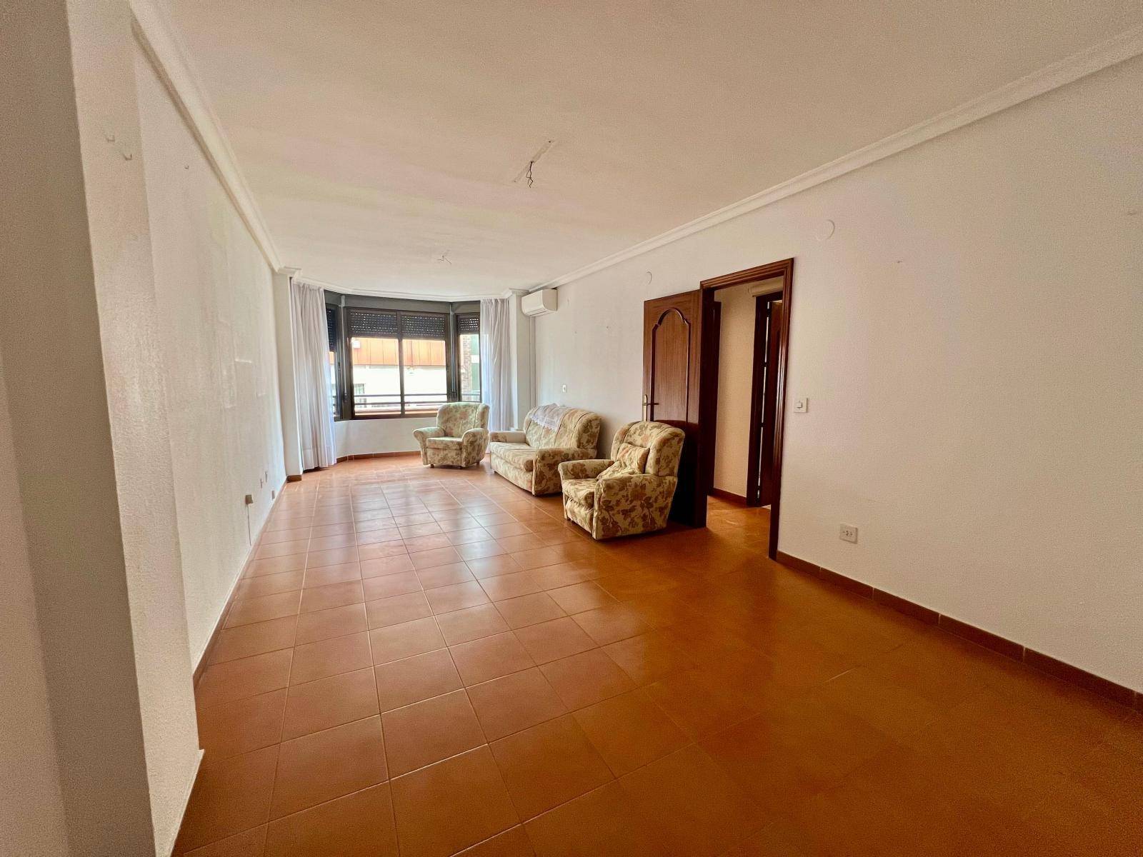 SPACIOUS APARTMENT IN THE HEART OF THE CITY CENTRE, 300 METRES FROM THE YACHT CLUB