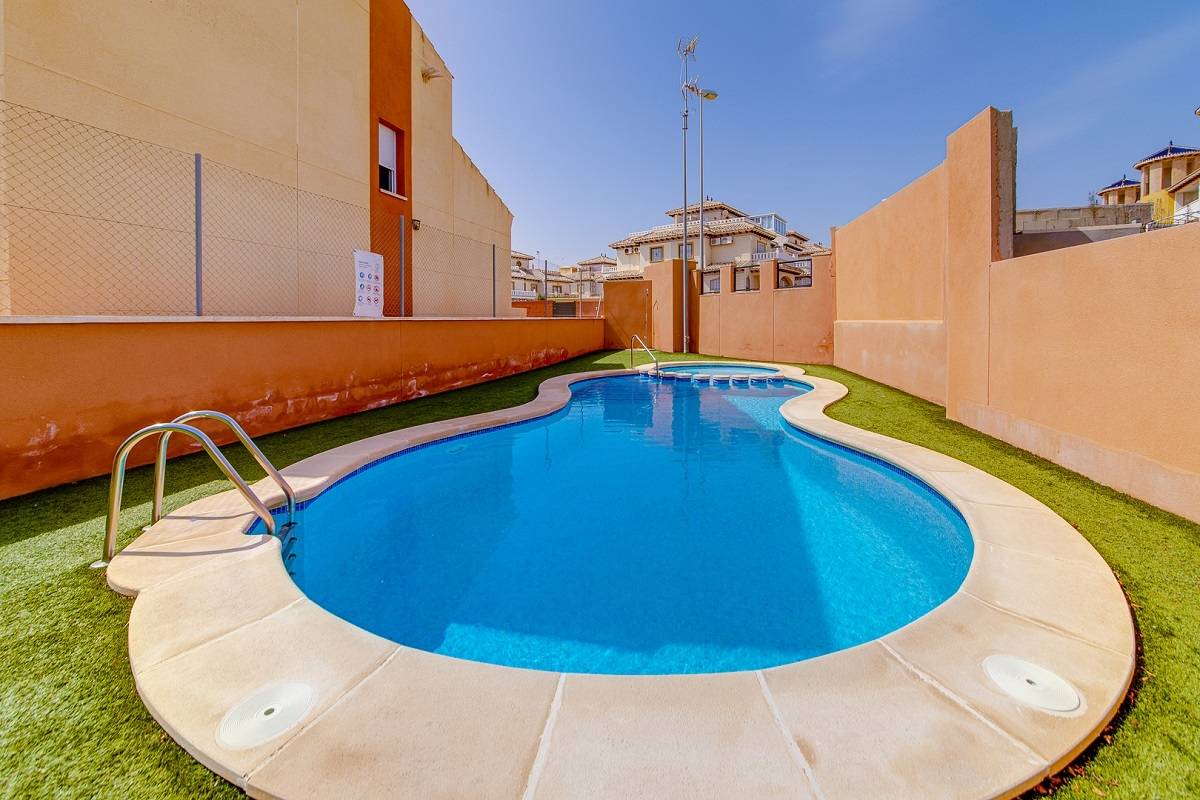 SEMI-DETACHED HOUSE WITH ENTRANCE FOR CAR IN LOMAS DE CABO ROIG
