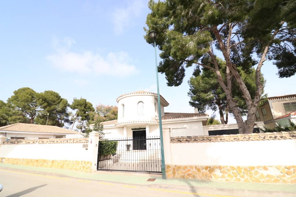 DETACHED VILLA IN PINAR DE CAMPOVERDE