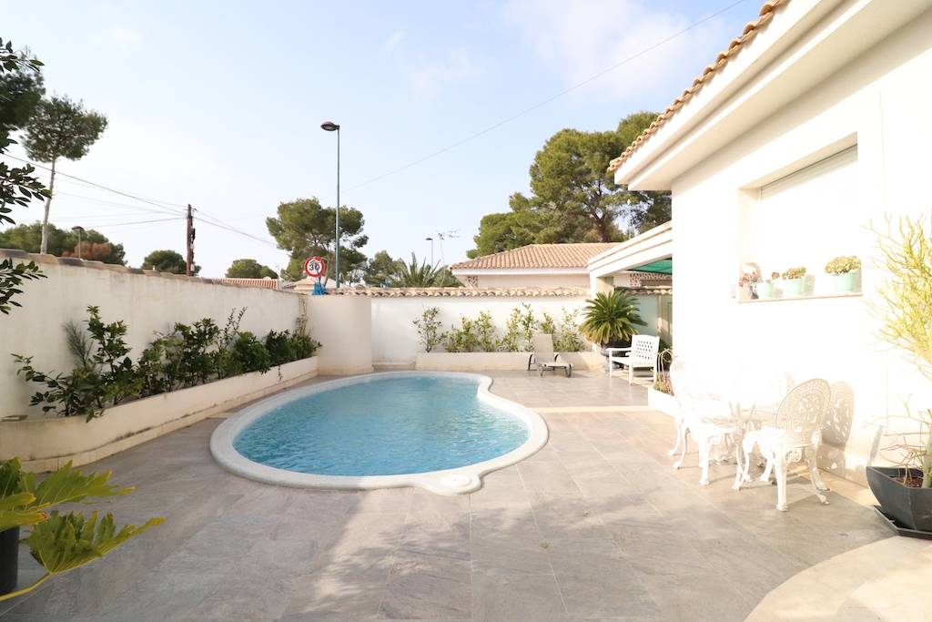 DETACHED VILLA IN PINAR DE CAMPOVERDE