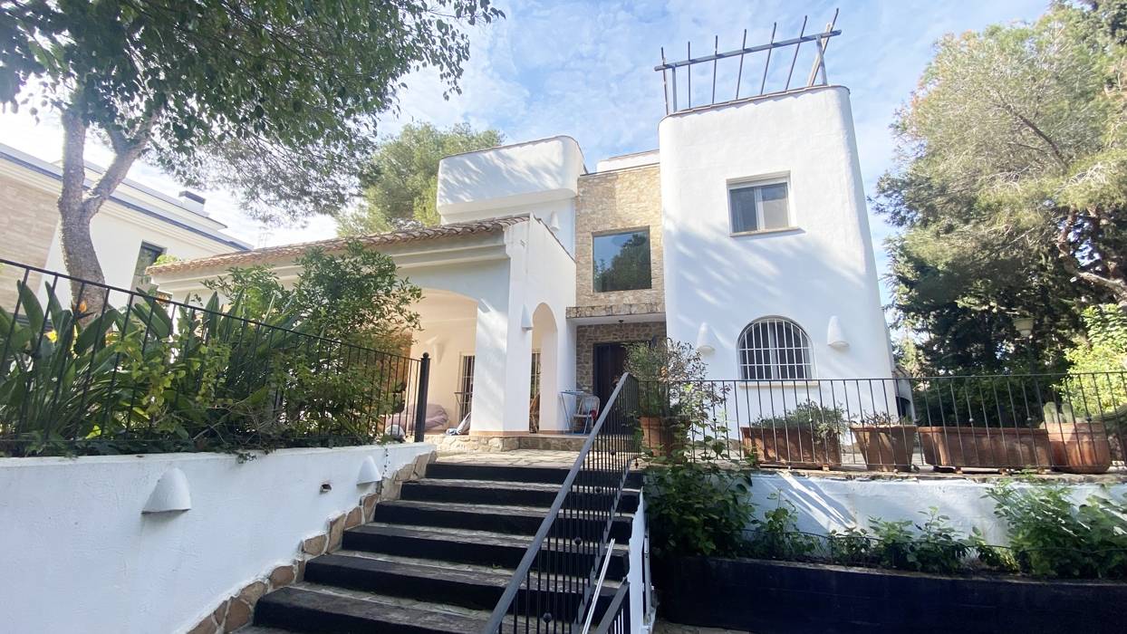 РОСКОШНАЯ УГЛОВАЯ ВИЛЛА В DEHESA DE CAMPOAMOR С ПЕРЕДНИМ ВИДОМ НА МОРЕ