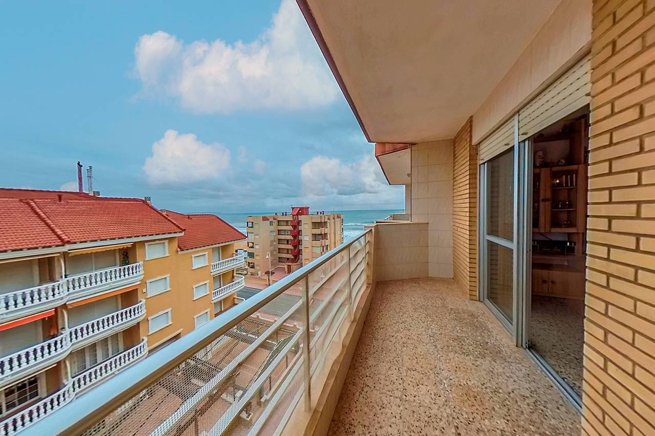 2ND LINE PENTHOUSE IN GUARDAMAR 100 METERS FROM LA ROQUETA BEACH
