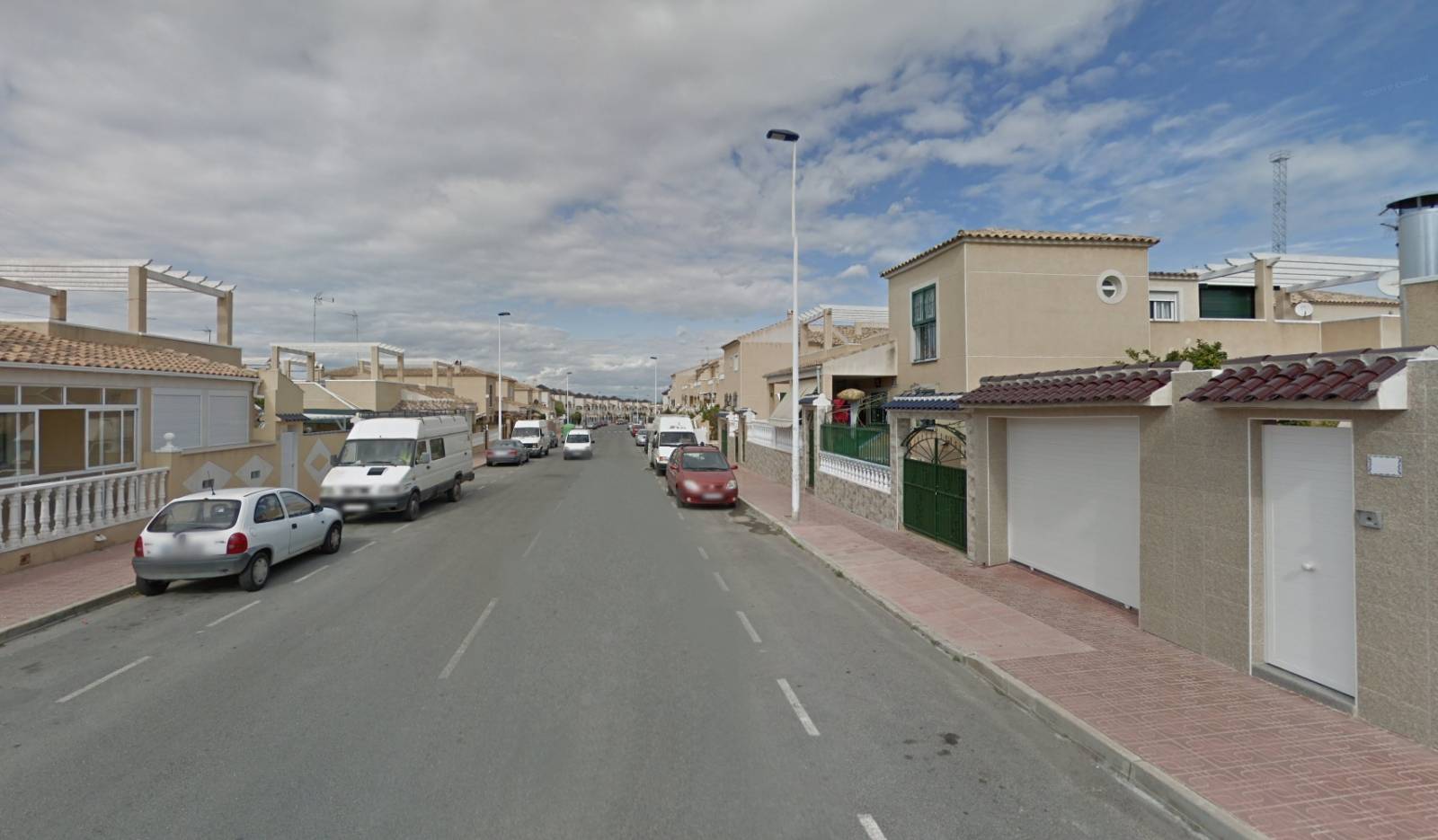 SEMI-DETACHED HOUSE IN THE CENTER OF TORREVIEJA WITH ENTRANCE FOR CAR