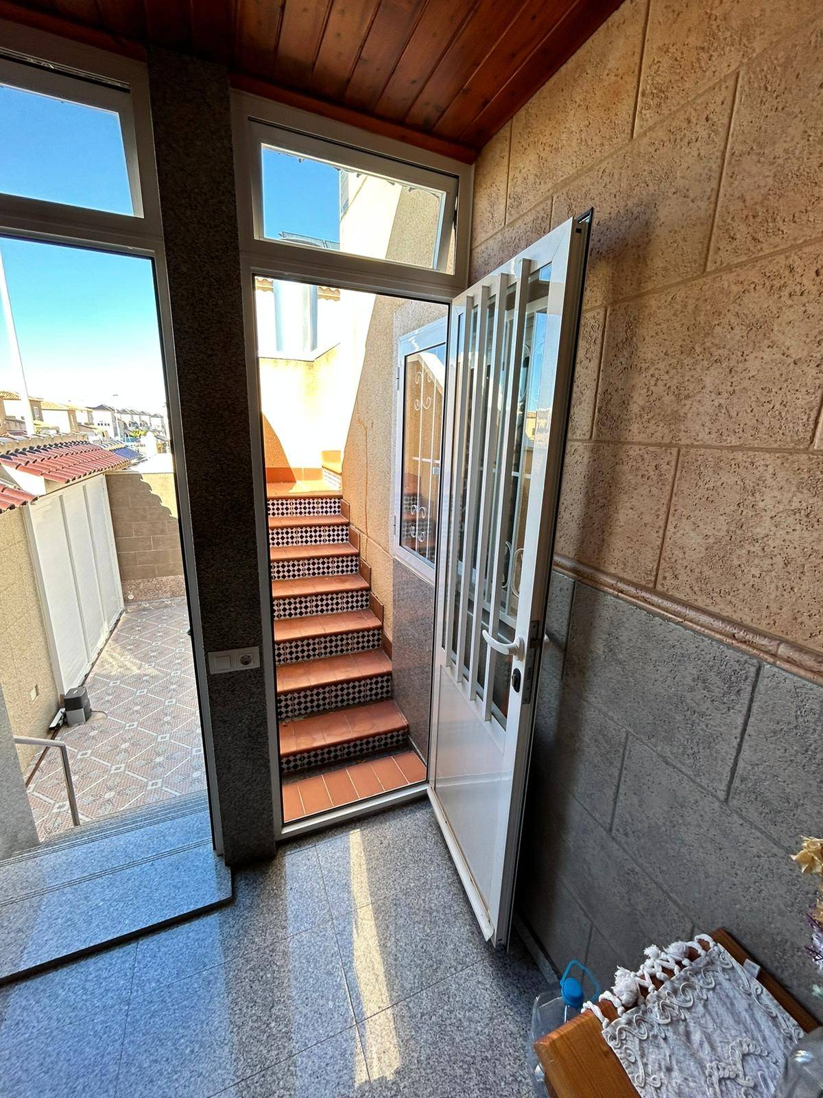 SEMI-DETACHED HOUSE IN THE CENTER OF TORREVIEJA WITH ENTRANCE FOR CAR