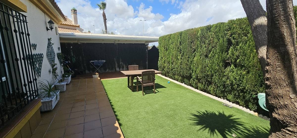 BUNGALOW HABITATGE DE DUES PLANTES AMB BONICA PARCEL·LA EN RESD. ZENIA GOLF 1