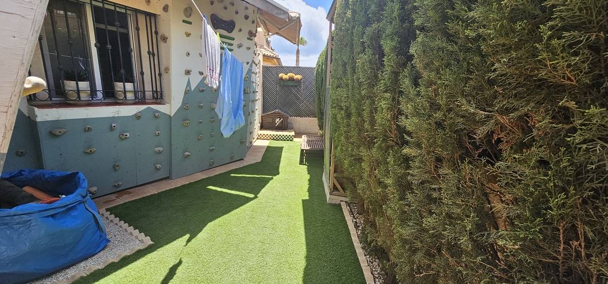 BUNGALOW HABITATGE DE DUES PLANTES AMB BONICA PARCEL·LA EN RESD. ZENIA GOLF 1