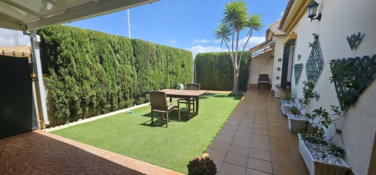 BUNGALOW VIVIENDA DE DOS PLANTAS CON BONITA PARCELA  EN RESD. ZENIA GOLF 1