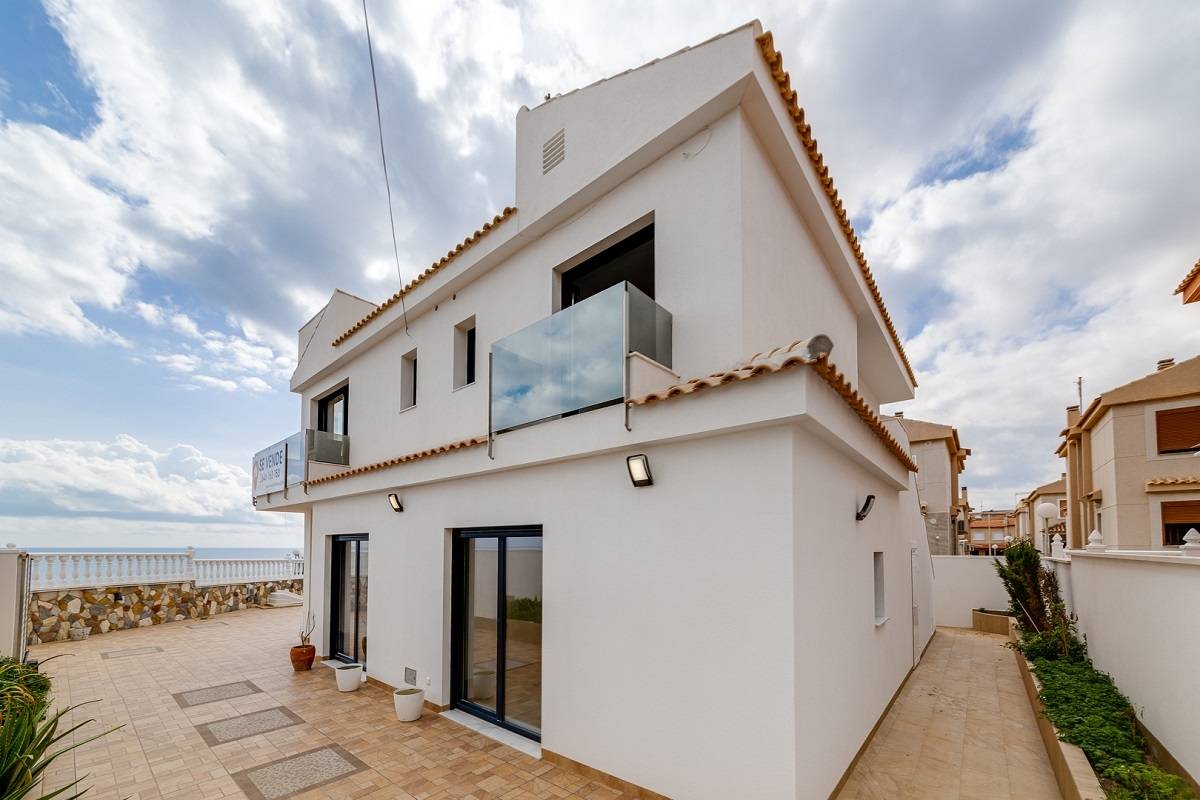 INDEPENDENT LUXURY VILLA ON THE SEAFRONT WITH WONDERFUL VIEWS