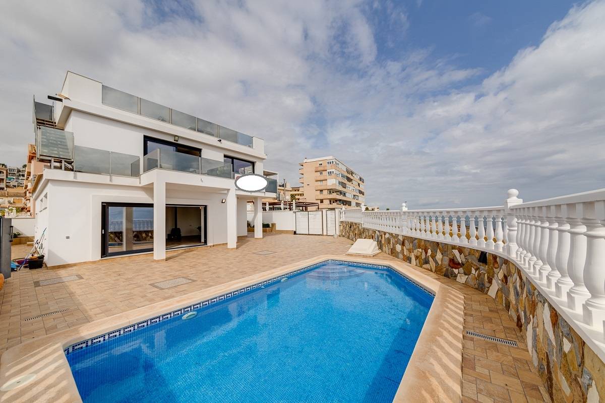 INDEPENDENT LUXURY VILLA ON THE SEAFRONT WITH WONDERFUL VIEWS