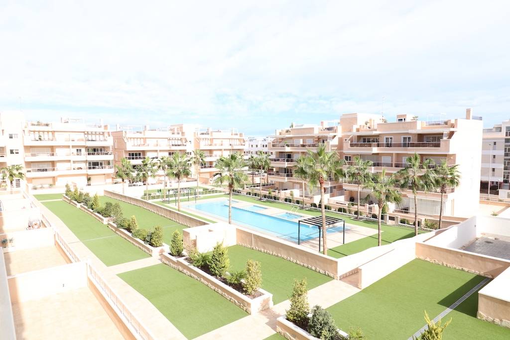 APARTMENT IN FRONT OF THE GREEN AREA AND COMMUNAL POOL WITH GARAGE IN VILLAMARTIN