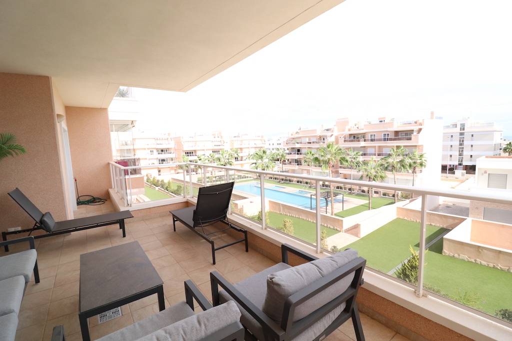 APARTMENT IN FRONT OF THE GREEN AREA AND COMMUNAL POOL WITH GARAGE IN VILLAMARTIN