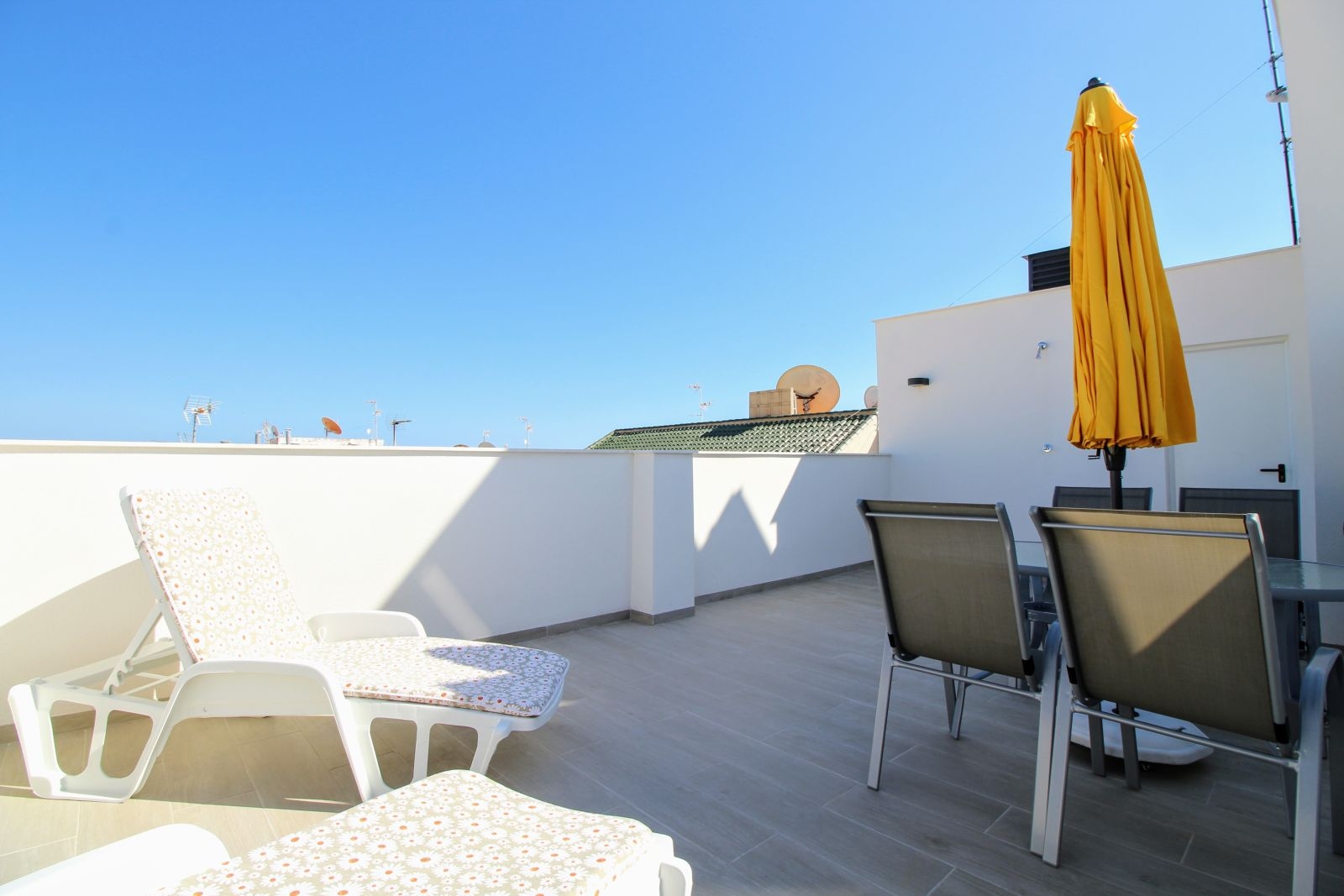 MAGNIFICENT PENTHOUSE WITH PRIVATE SOLARIUM NEAR THE SEA AND 300 METERS FROM THE BEACH