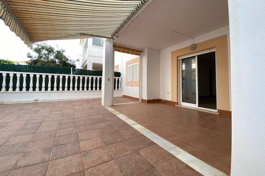 GROUND FLOOR BUNGALOW WITH LARGE TERRACE IN URB. LA FLORIDA