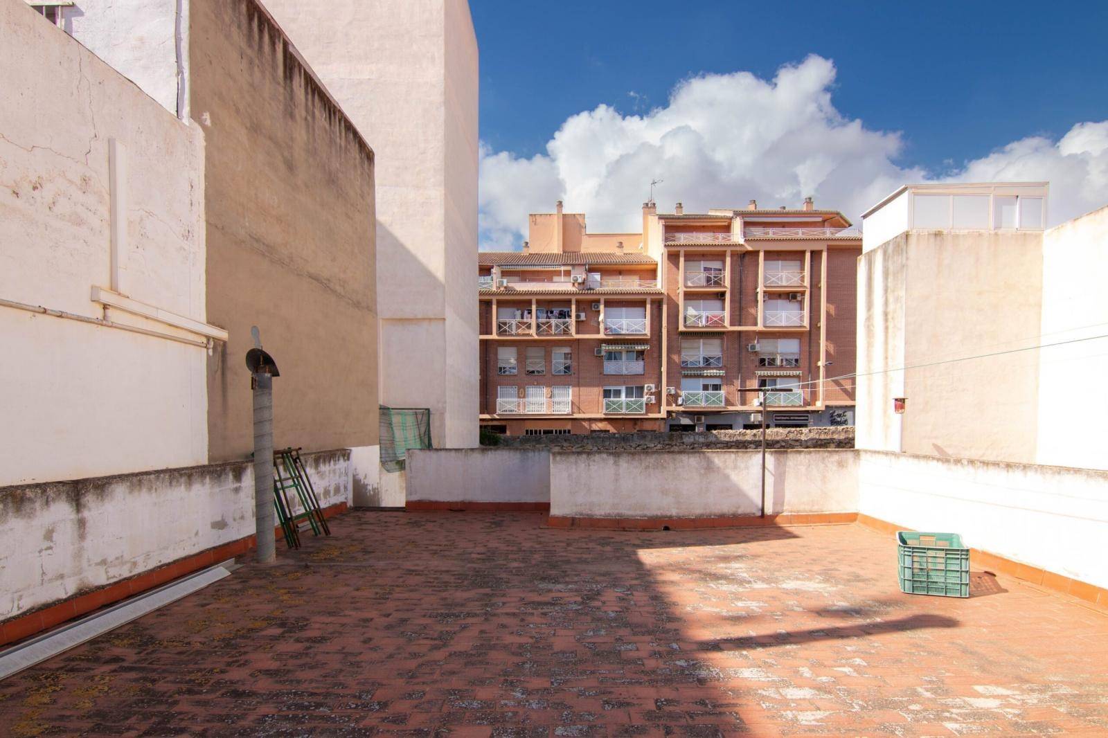 SPAZIOSA CASA DI PAESE (VIVERE O COSTRUIRE) CON AMPIO CORTILE INTERNO CENTRALE